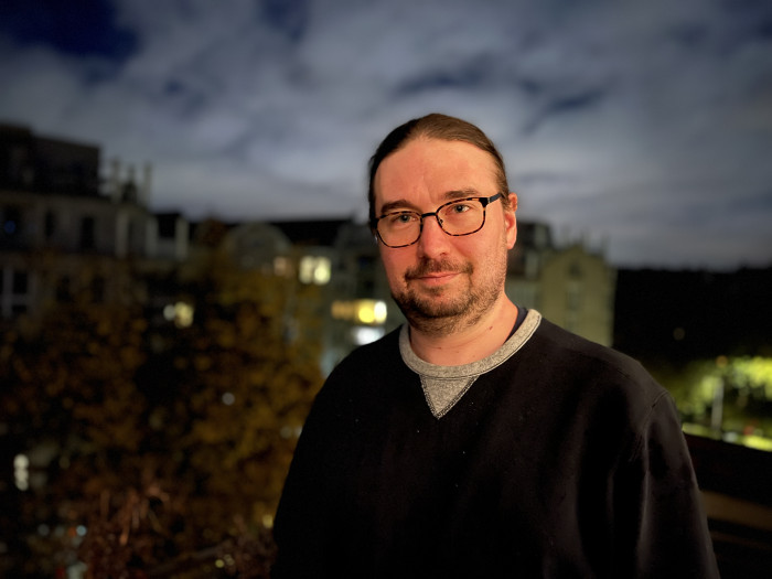 Bei den Nachtporträts finden wir, dass das iPhone 13 Pro im direkten Vergleich die Hautfarbe nicht gut trifft. (Bild: Tobias Költzsch/Golem.de)